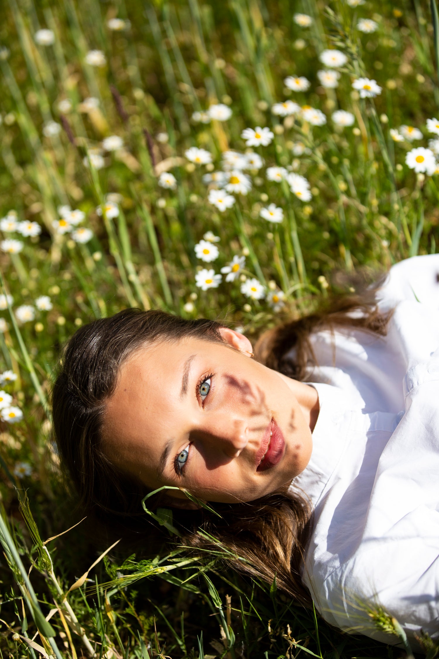 Bild von Mir, wie ich im Gras liege und in die Sonne lächle